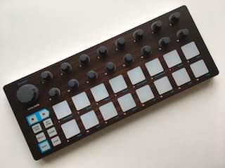 Arturia Beatstep mit personalisiert bedrucktem Overlay ("Dark Wood")